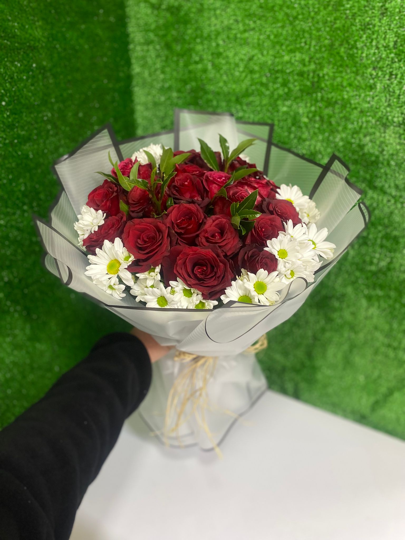 Aşkın Zarafeti Kırmızı Gül & Papatya Buketi